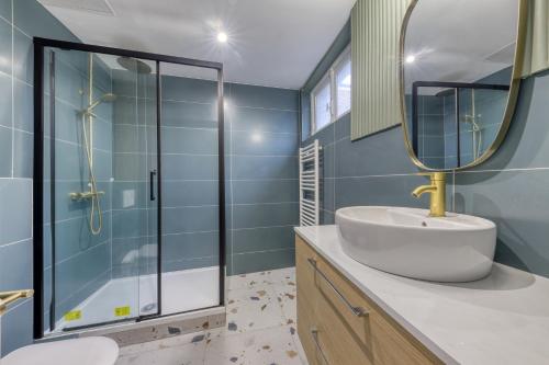 une salle de bain avec un lavabo et une douche en verre dans l'établissement Appartement moderne proche Paris, à Bagnolet