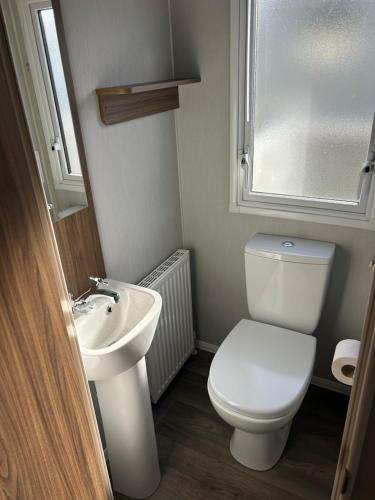 Ένα μπάνιο στο McCanns Caravan Marton Mere