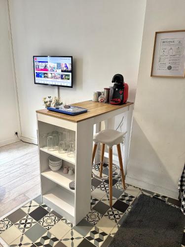 Photo de la galerie de l'établissement T2 - Face de la Gare SNCF avec un balcon et un garage, à Orléans