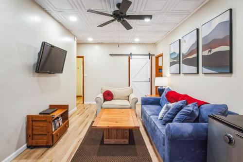 Μια τηλεόραση ή/και κέντρο ψυχαγωγίας στο Deerfield Hideaway at Old Smokey home