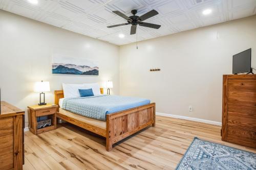 Ένα ή περισσότερα κρεβάτια σε δωμάτιο στο Deerfield Hideaway at Old Smokey home