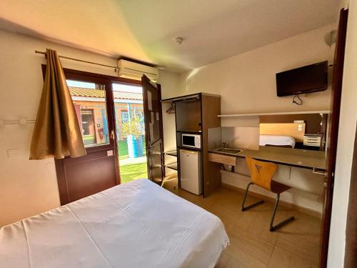 Kuchyň nebo kuchyňský kout v ubytování Hôtel Acajou