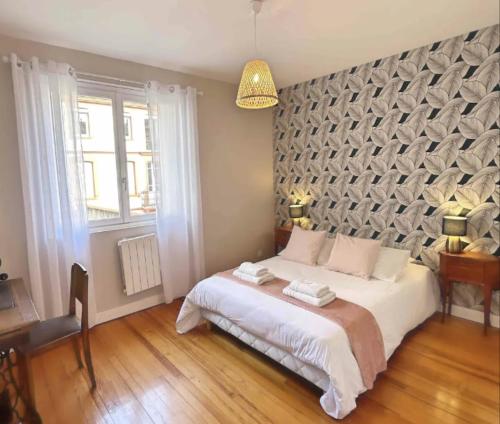 - une chambre avec un grand lit et un grand mur dans l'établissement Compans - Calme, à Toulouse