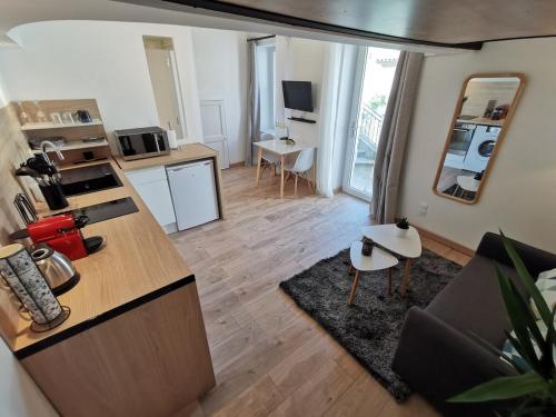 a room with a kitchen and a living room at 10 Charmant studio proche gare et centre in Valence