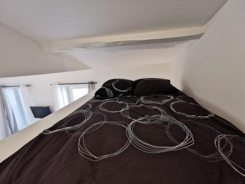 a bed with a bunch of wires on it at 10 Charmant studio proche gare et centre in Valence