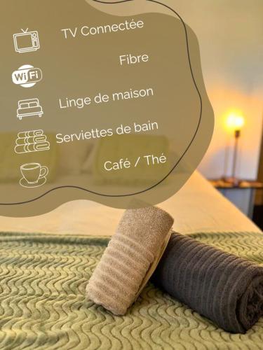 - un panneau sur le lit avec une serviette dans l'établissement Chambre privée tout confort centre historique, à Lavaur