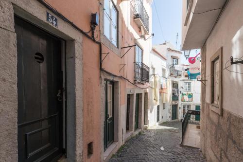 Bright Studio Apartment in Alfama, Lisbon, Historic Heart & Great Views - TTL99