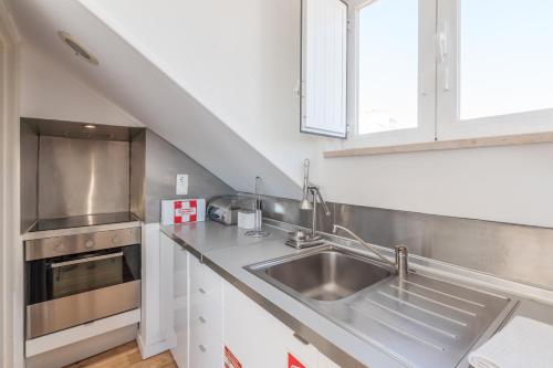 Bright Studio Apartment in Alfama, Lisbon, Historic Heart & Great Views - TTL99
