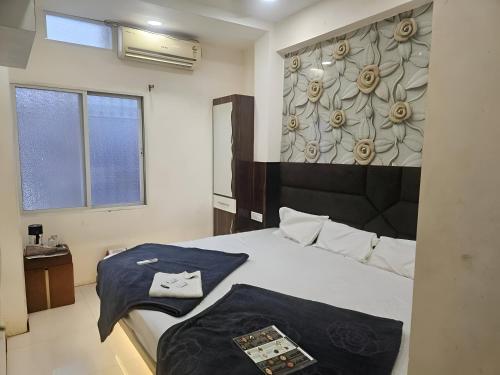 Postel nebo postele na pokoji v ubytování Hotel Aagman Palace - Near Mahakal Temple