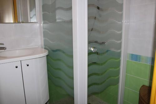 une salle de bain avec douche et lavabo dans l'établissement Maison 3 pièces mezzanine - Gruissan GN520-048, à Gruissan