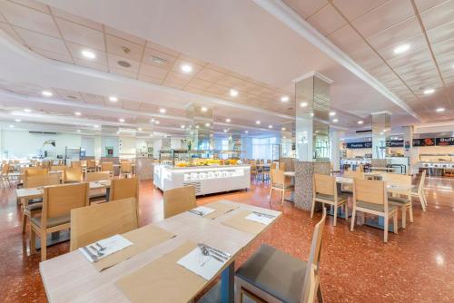 Un restaurante u otro lugar para comer en Port Denia