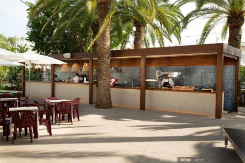 Un restaurante u otro lugar para comer en Port Denia
