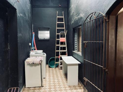 a bathroom with a ladder and a sink and a toilet at LINDA CASA A 500mts da PRAIA DE CIBRATEL PARA CURTIR COM AMIGOS E FAMILIA in Itanhaém