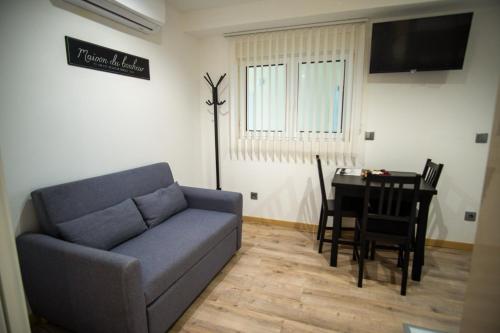 un salon avec un canapé et une table dans l'établissement A L'Ombre du Pin 