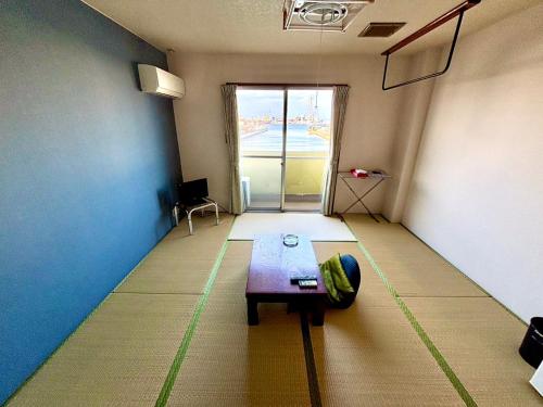 a room with a table in the middle of a room at 美咲旅館 in Sakaide