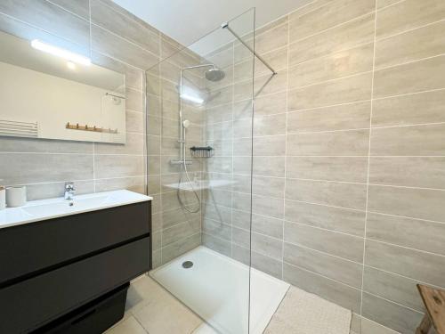 Un baño con ducha de cristal y lavabo. en Nouveauté ! Bel'Orizonte T - Deux Chambres proche mer, en Propriano