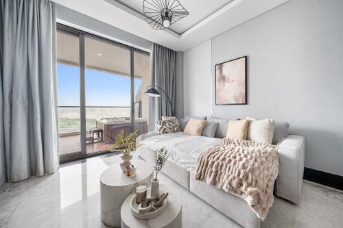 Business Bay 1BR Canal Views, Pool, Gym & Near Burj Khalifa