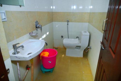 Un baño de Hotel Vrundavan Residency
