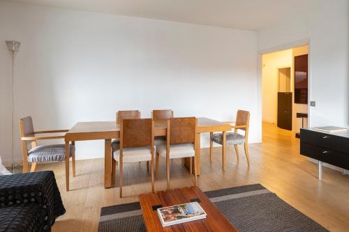 un salon avec une table et des chaises de salle à manger dans l'établissement Elegant 100m2 apartment, à Boulogne-Billancourt