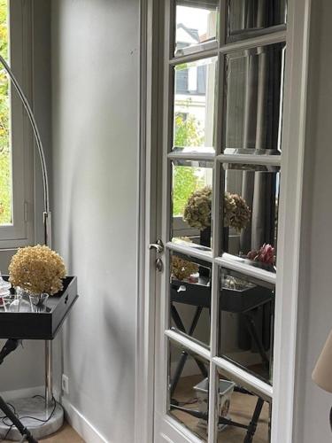 a door with a glass window with flowers on it at Chambre Joséphine in Saint-Cloud