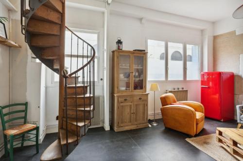 - un salon avec un escalier en colimaçon et un réfrigérateur rouge dans l'établissement Comfort and modernity at Saint-ouen, à Saint-Ouen