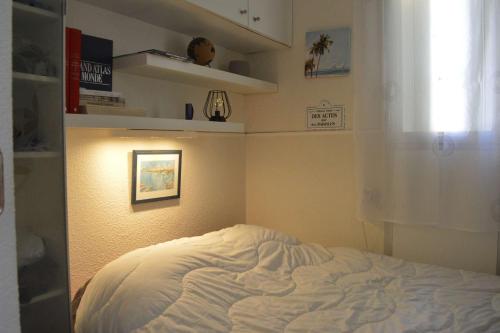 En eller flere senge i et værelse på Appt Studio cabine 4 couchages CAP D'AGDE CT005-032