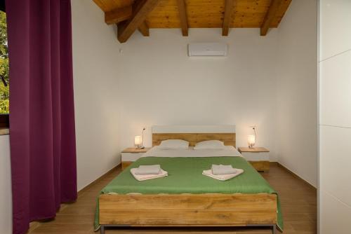 a bedroom with a bed with two towels on it at Villa RE by Istrialux in Svetvinčenat