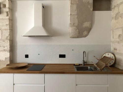 une cuisine avec un évier et un plan de travail dans l'établissement Studio de caractère intra-muros, à Avignon