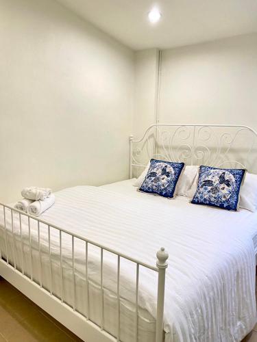 Una cama o camas en una habitación de Zane Balcony House Ranong Hotel เซน บัลโคนี่ เฮ้าส์ ระนอง
