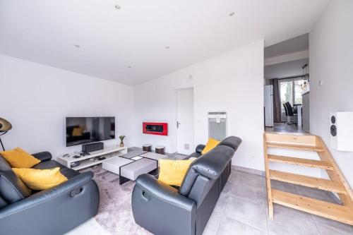 un salon avec un canapé et une télévision dans l'établissement House Disney Village, à Dammartin-sur-Tigeaux