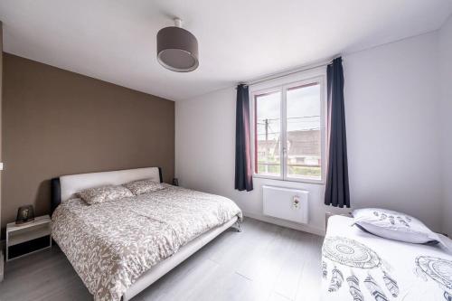 une chambre avec un lit et une fenêtre dans l'établissement House Disney Village, à Dammartin-sur-Tigeaux