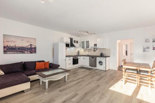 a living room with a couch and a table at Schöne 2 Zimmer Wohnung Flieden in Flieden