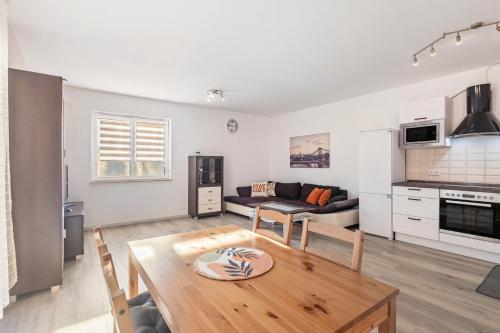 a living room with a table and a couch at Schöne 2 Zimmer Wohnung Flieden in Flieden