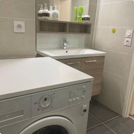 une cuisine avec une machine à laver et un évier dans l'établissement Le Familial - À deux pas de Paris - 03B, à Rueil-Malmaison