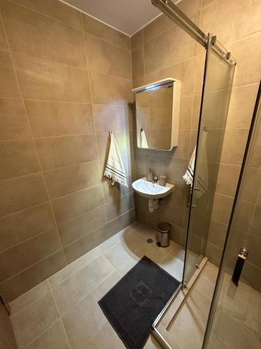 Ένα μπάνιο στο Cosy apartments in complex Panorama