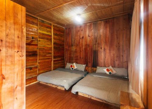 Postel nebo postele na pokoji v ubytování Nhà Ba Gian Homestay Đà Lạt