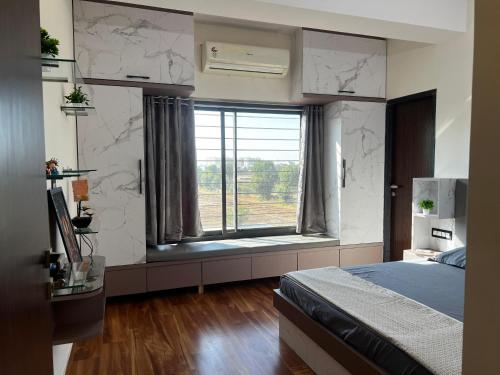 a bedroom with a bed and a large window at Casa de Rhythm in Jodhpur