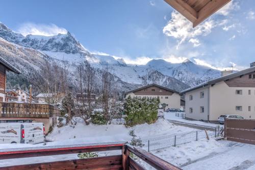 - un balcon avec vue sur une montagne enneigée dans l'établissement Chalet Bossons - Welkeys, à Chamonix-Mont-Blanc