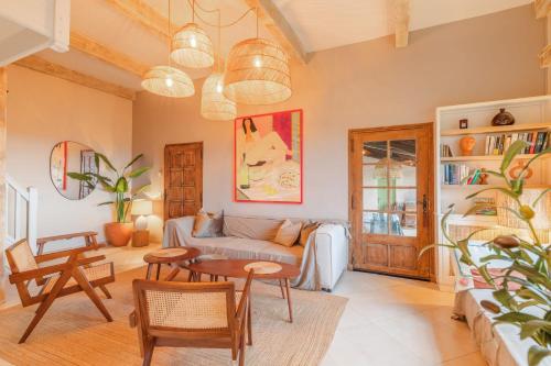 un salon avec un canapé et une table dans l'établissement Villa La Mauvaise Herbe - Welkeys, à Mougins
