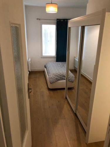 une petite pièce avec un lit et une fenêtre dans l'établissement Apparemment t2 climatisé centre ville parking privée, à Montpellier