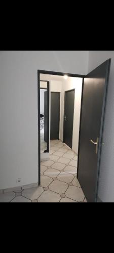 une porte ouverte menant à un couloir avec un miroir dans l'établissement Bel Bedroom, à Cergy