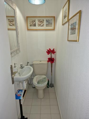 Photo de la galerie de l'établissement Le Yacht Club avec accès plage et parking privé, à Blonville-sur-Mer