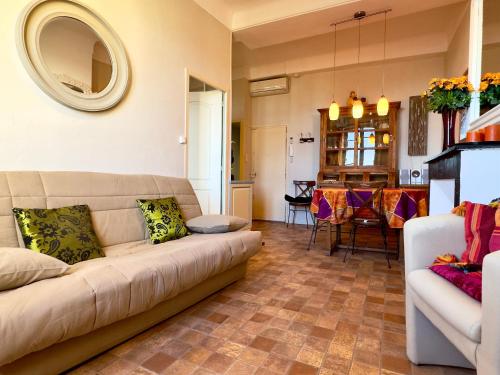 un salon avec un canapé et une salle à manger dans l'établissement Bela Vista By SCLS Locations, à Cannes