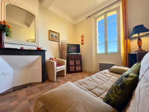 un salon avec un canapé et un miroir dans l'établissement Bela Vista By SCLS Locations, à Cannes