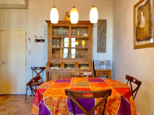 une salle à manger avec une table et une armoire dans l'établissement Bela Vista By SCLS Locations, à Cannes