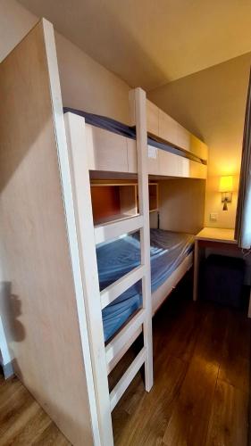 une chambre avec deux lits superposés dans l'établissement CAP ESTÉREL studio 4 pers équipé, belle vue Golf, centre village PIERRE & VACANCES , parking inclu et 5 PISCINES accès gratuit, CLIM, WIFI, TV, lave-vaisselle et lave-linge,four, plancha, à Saint-Raphaël