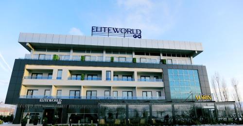 un edificio con un cartello in cima di Elite World GO Van Edremit a Van