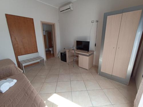 Una televisión o centro de entretenimiento en Samanà B&B con Spiaggia Privata a Punta Prosciutto