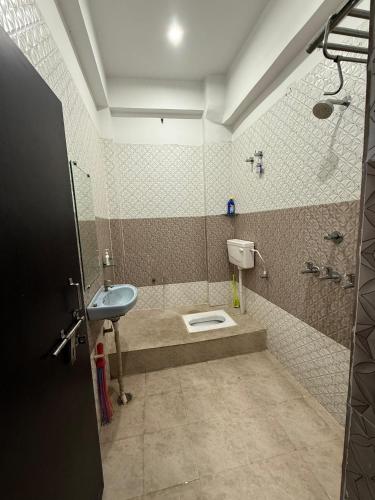 un bagno con lavandino e WC di The Family Nest a Prayagraj