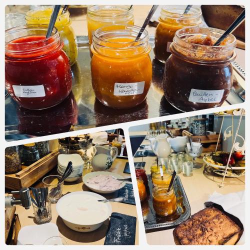 een collage van vier foto's van potten honing bij Pension & Restaurant Nordstern in Cottbus